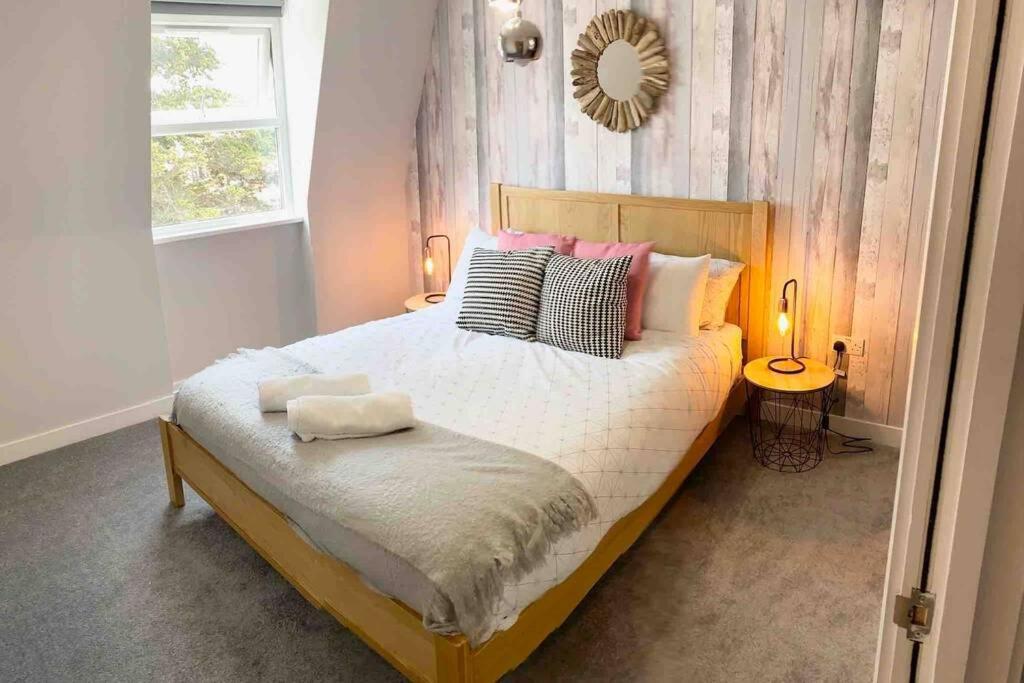 Appartement The Lansdowne Hideaway - Brought To You By Coastline Retreats - Newly Refurbished Town Centre, Close To Beach, Large Jet Bath With Tv, Netflix, Swing And Parking Included à Bornemouth Extérieur photo