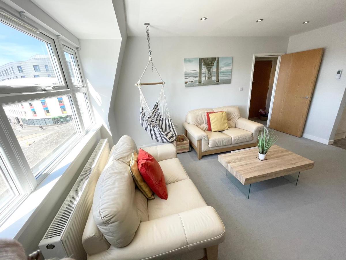 Appartement The Lansdowne Hideaway - Brought To You By Coastline Retreats - Newly Refurbished Town Centre, Close To Beach, Large Jet Bath With Tv, Netflix, Swing And Parking Included à Bornemouth Extérieur photo