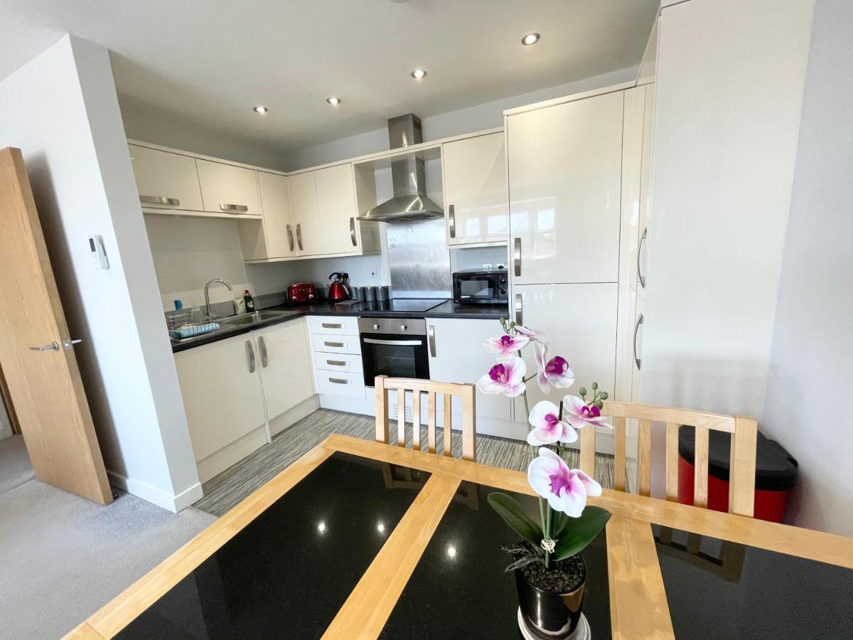 Appartement The Lansdowne Hideaway - Brought To You By Coastline Retreats - Newly Refurbished Town Centre, Close To Beach, Large Jet Bath With Tv, Netflix, Swing And Parking Included à Bornemouth Extérieur photo