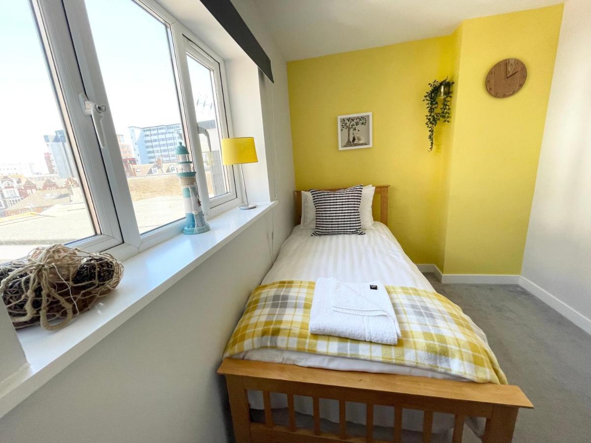 Appartement The Lansdowne Hideaway - Brought To You By Coastline Retreats - Newly Refurbished Town Centre, Close To Beach, Large Jet Bath With Tv, Netflix, Swing And Parking Included à Bornemouth Extérieur photo